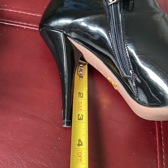 Prada ankle boots Black patent leather Made in Italy 3”heel scuff mark on inside - Picture 4 of 8
